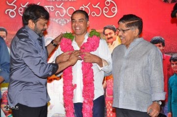 Chiranjeevi Felicitates Shatamanam Bhavathi Team